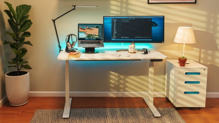 SmartDesk 4 stand-alone advanced standing desk