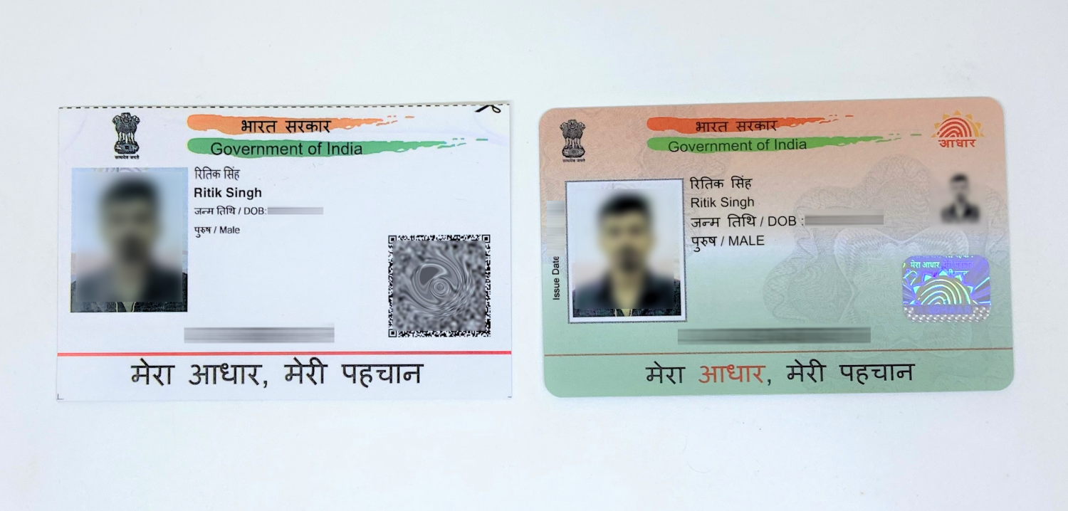 Carte Aadhaar standard, carte PVC Aadhaar (de gauche à droite)