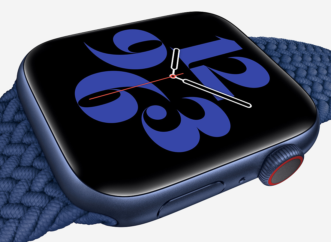 Apple Watch bleue avec bracelet de montre tressé bleu