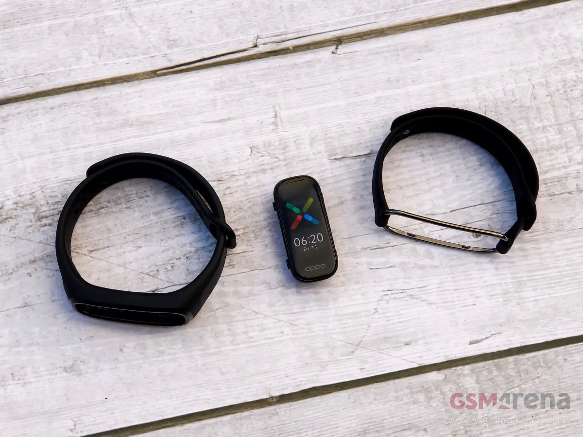 Oppo Band Style with Sport strap on the left and Style strap on the right