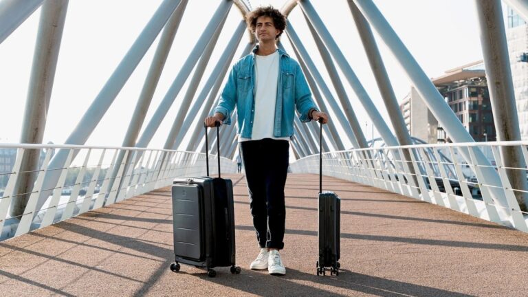 This folding suitcase saves you space with a durable design