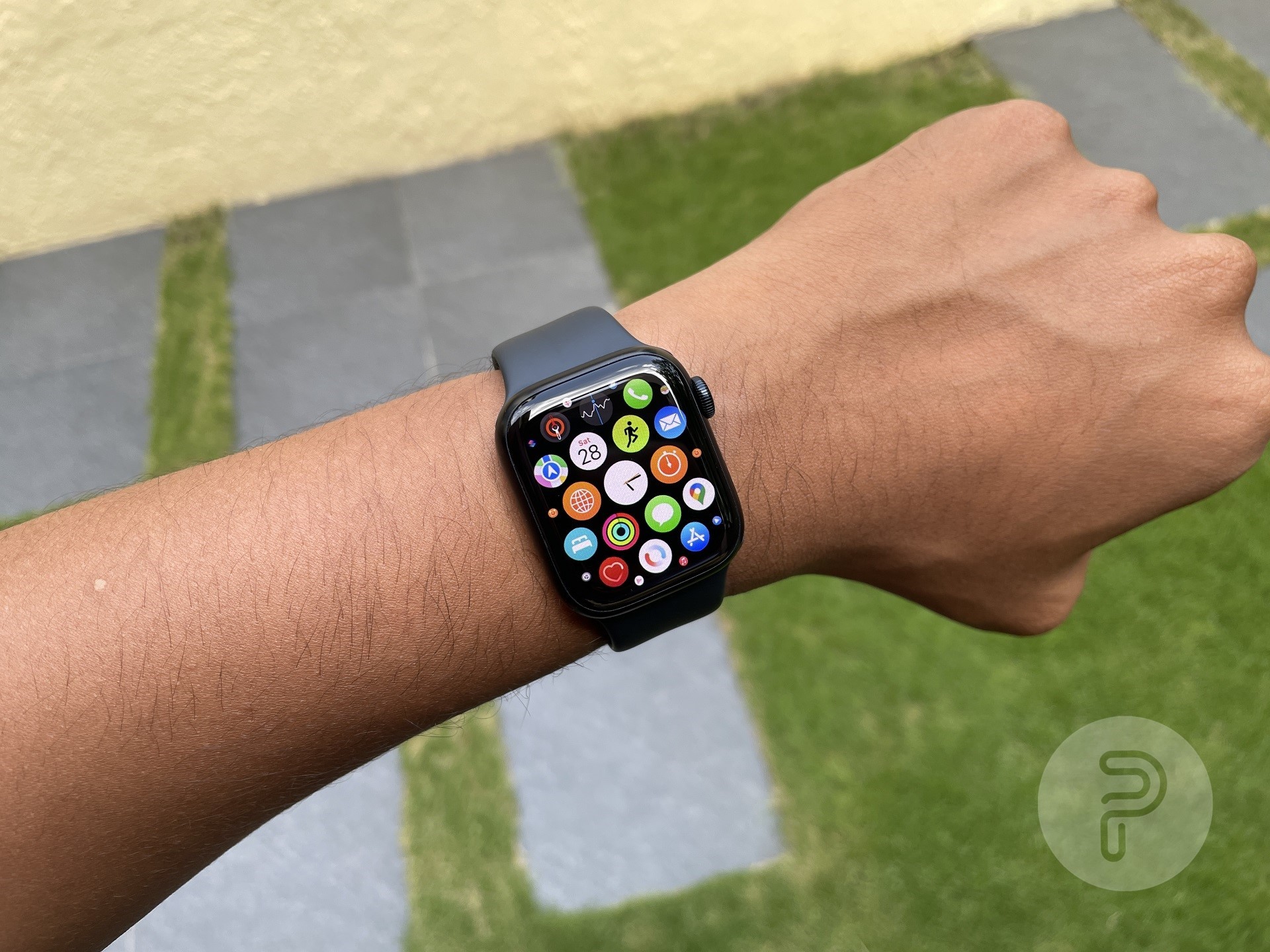Apple Watch 7 sur un poignet montrant la vue de l'application de grille