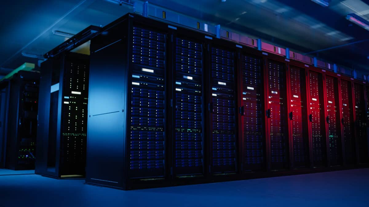 centre de données avec des rangées de racks de serveurs opérationnels.