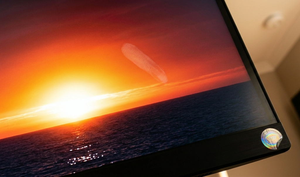 macro plan sur un écran smart tech 4k hdr avec coucher de soleil aux hautes lumières éclatantes tex